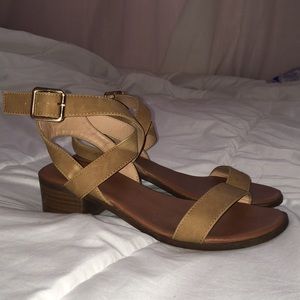 Tan heeled sandals💛